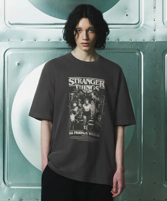 [Stranger Things Collaboration] ALL FRIENDS WELCOME T-shirt [Charcoal Gray]