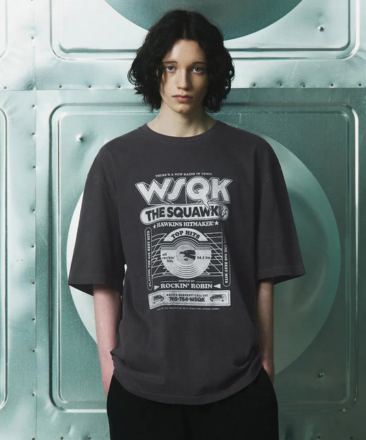 [Stranger Things Collaboration] WSQK POSTER T-shirt [Charcoal Gray]